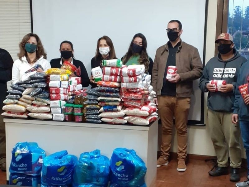 Voluntários Ajudam a Distribuir Cestas Básicas para Famílias Necessitadas de Gramado Durante a Pandemia